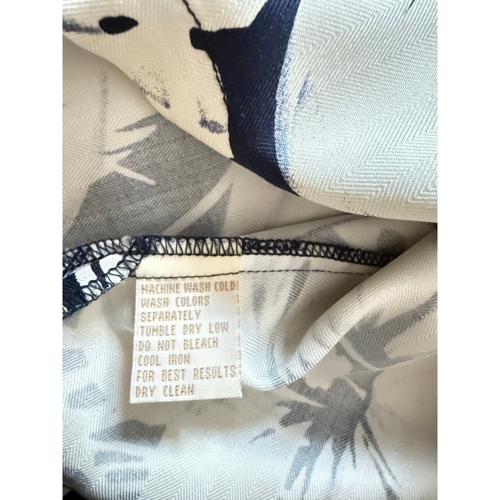 Hilo Hattie Navy Blue White Tropical Floral Aloha Hawaiian Shirt | 100% Silk - Picture 4 of 6